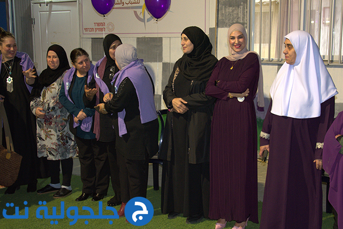 اضاءة المركز الجماهيري في جلجولية باللون البنفسجي بمناسبة اليوم العالمي لذوي الاحتياجات الخاصة